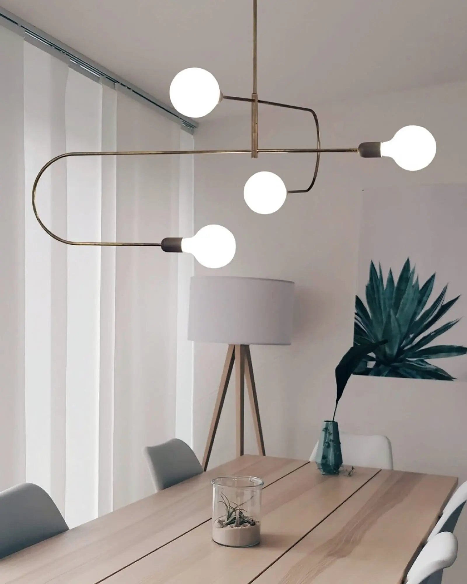 Smith 4 pendant light above table