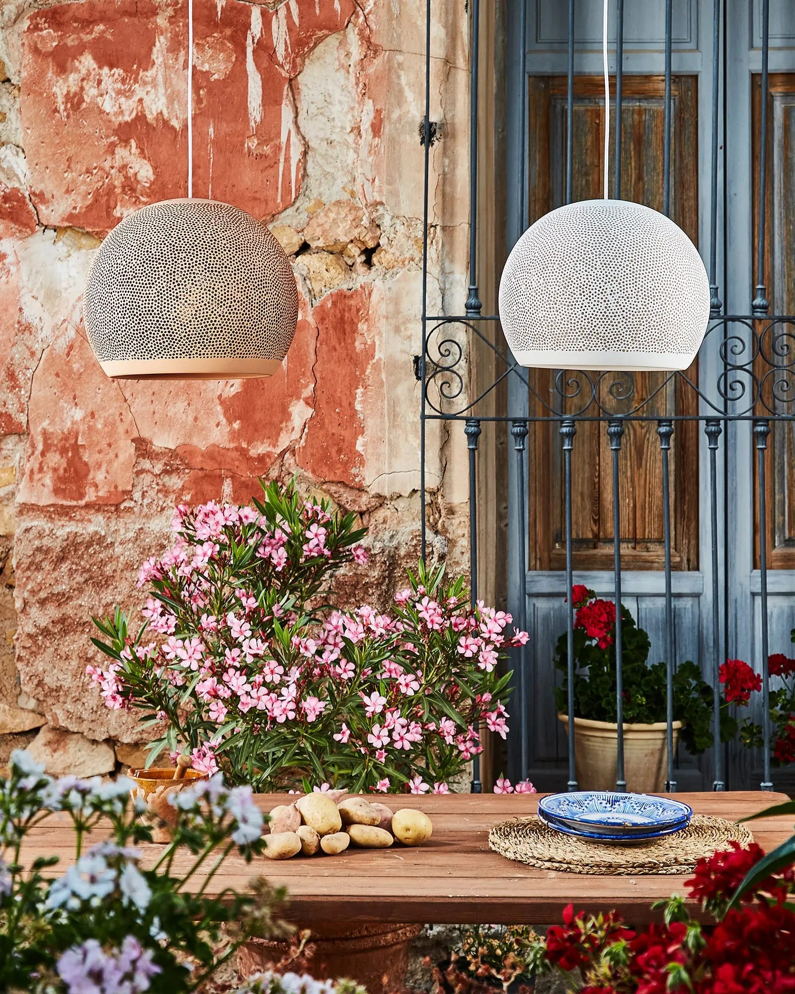 Sponge Up pendant light above a dining table